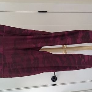 Gap Sculpt revolution burgundy camo leggings